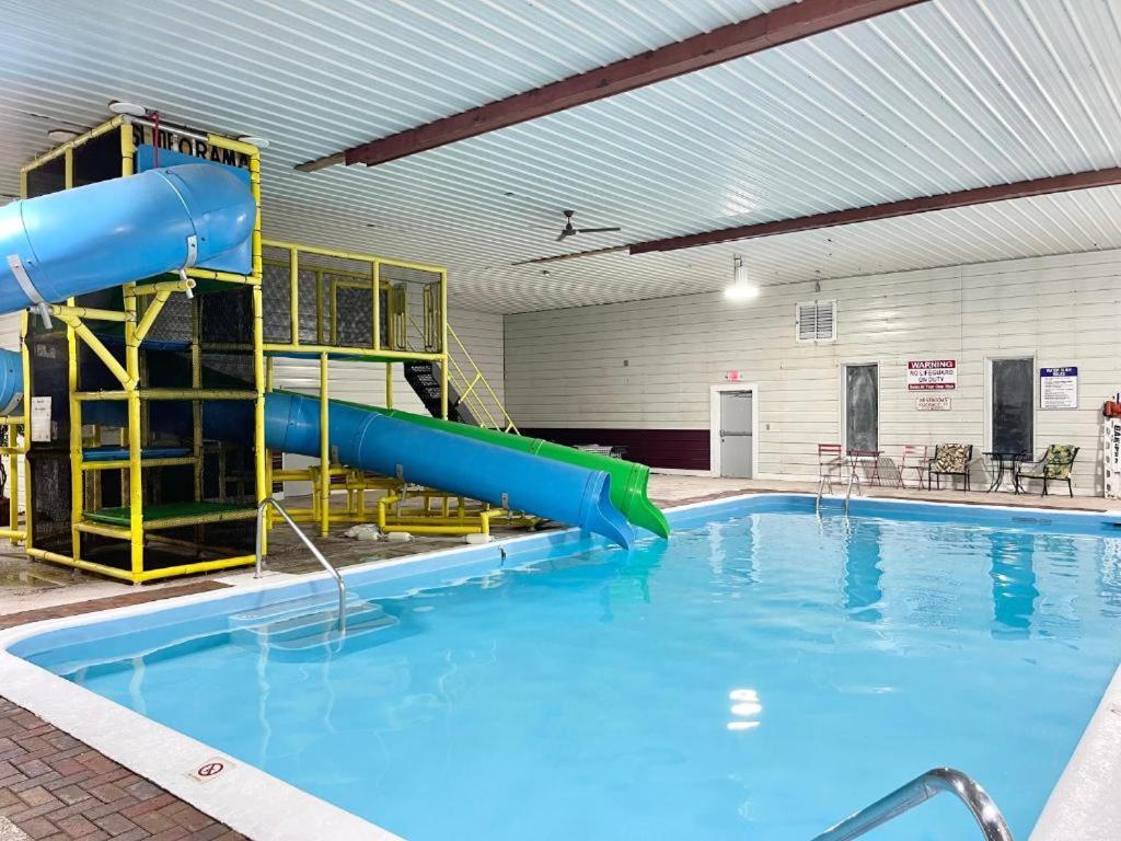 Camp Inn Lodge Au Sable ภายนอก รูปภาพ