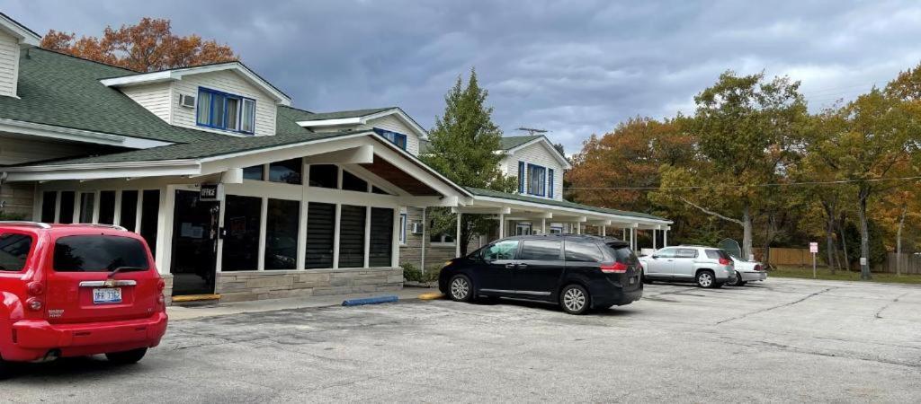 Camp Inn Lodge Au Sable ภายนอก รูปภาพ